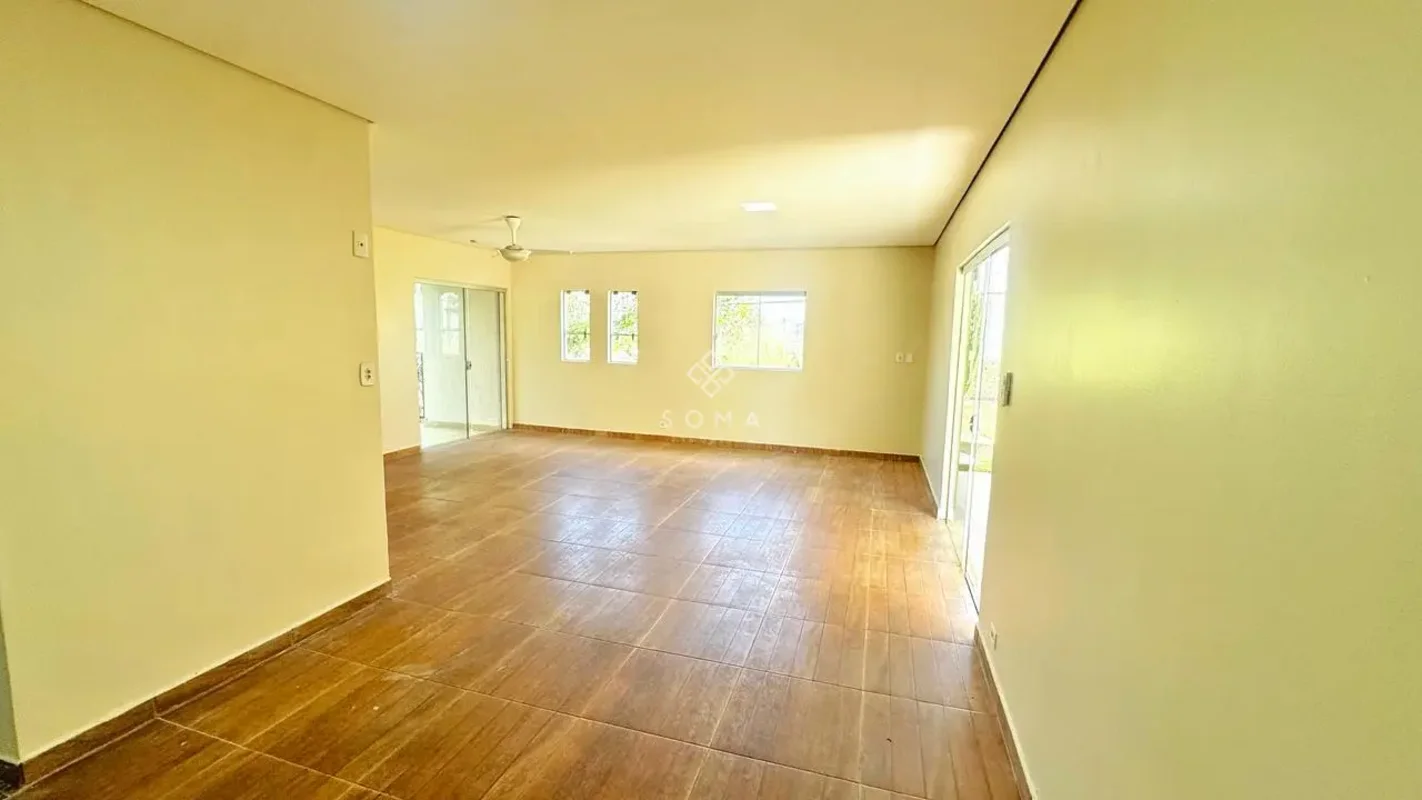 ESPECIFICAÇÕES DA CASA:- Sala ampla para três ambientes- Cozinha com armários pl...