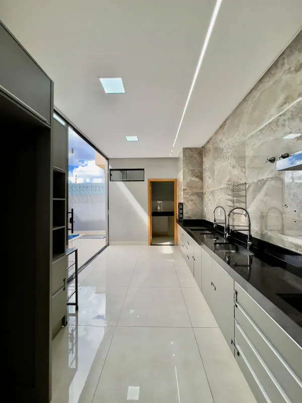 CASA SEMINOVA ALTO PADRÃO | JARDIM ATLÂNTICO | 3 SUÍTES R$ 895.000 Jardim Atlânt...