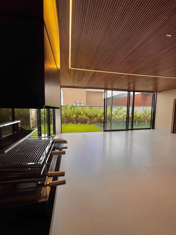 Jardins Itália300 metros construídos Casa térrea 4 suítes plenas sendo 1 master ...
