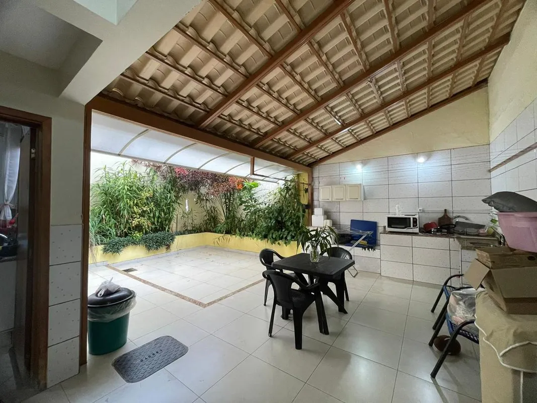 Sobrado com 4 Quartos à venda, 202m² - Setor NovaSuíçaSobrado amplo e bem distri...