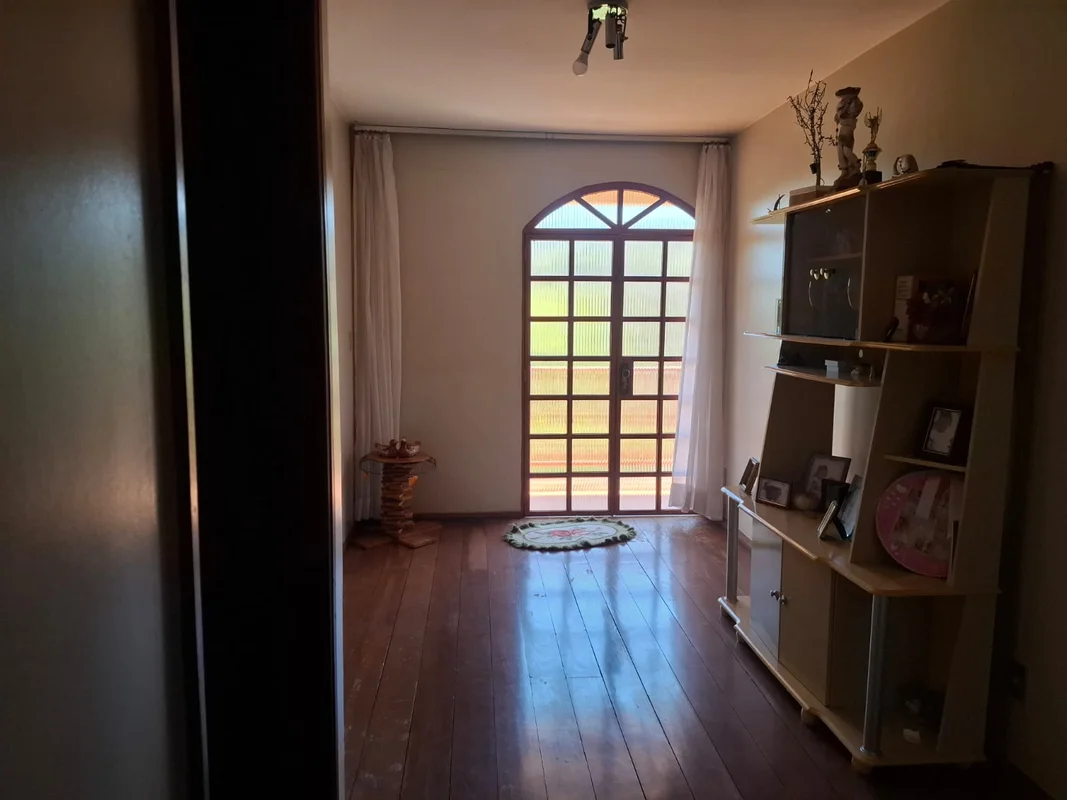 Que casão! Quadra 13 em Sobradinho I, localização aptidão parque natureza.Casa Q...