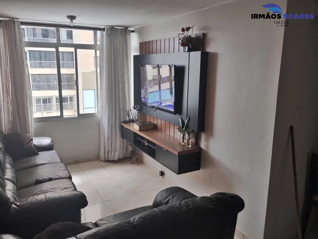 Apartamento distribuído em sala dois ambientes, varanda com blindex, cozinha com...
