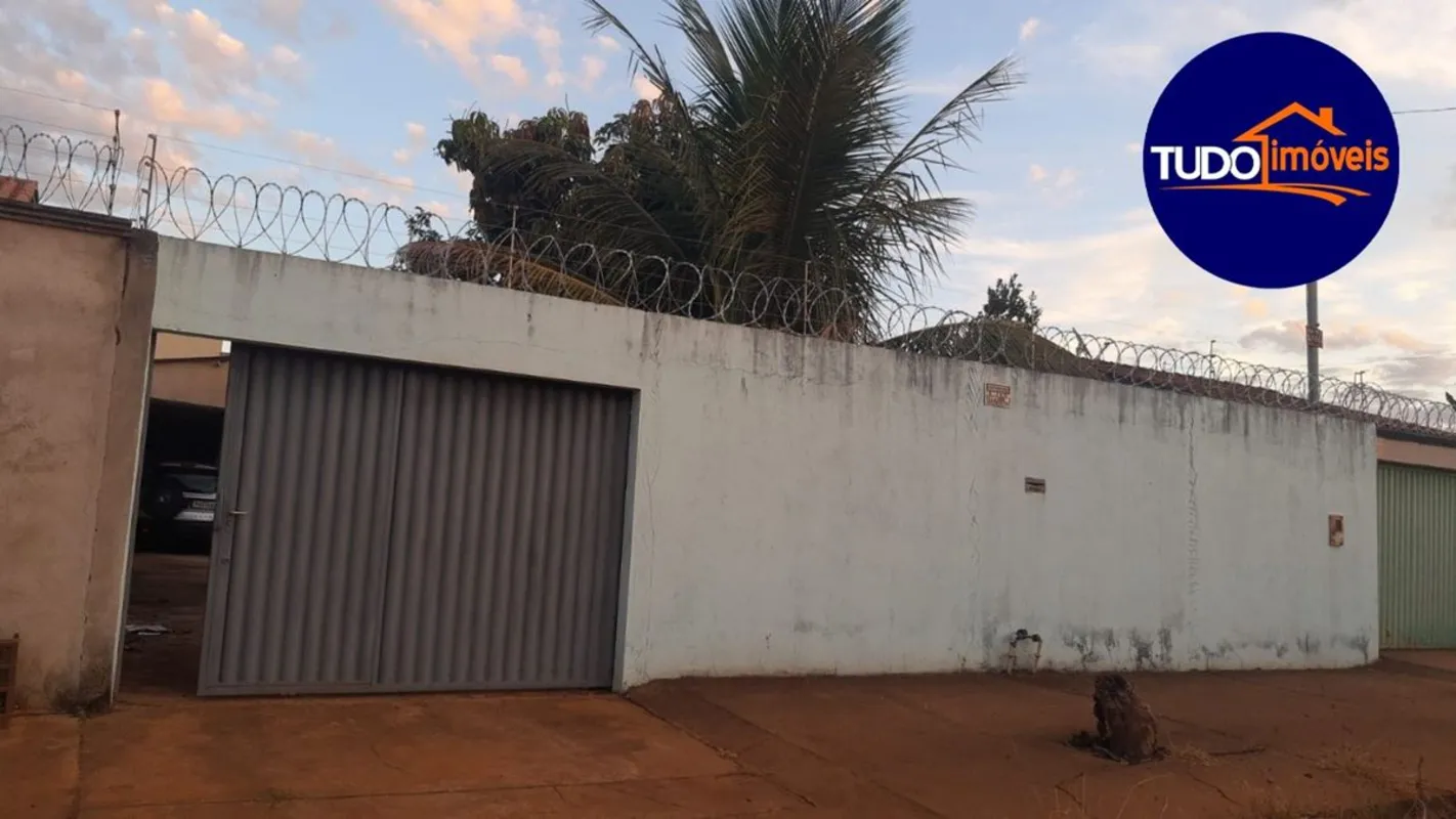 Casa ampla, 3 quartos, ótima localização perto de tudo, escriturada, aceita troc...