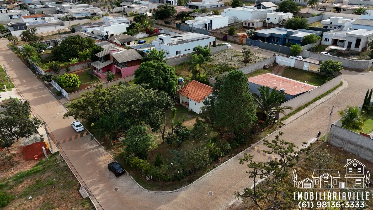 Vendo Casinha simpática em Lote de esquina e bem arborizado.Situada na quadra 4,...