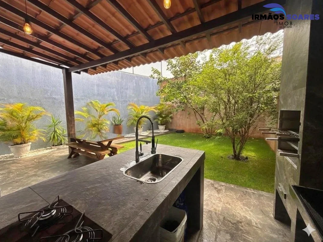 Casa em condomínio, sobrado moderno distribuído em sala com painel de TV, lavabo...