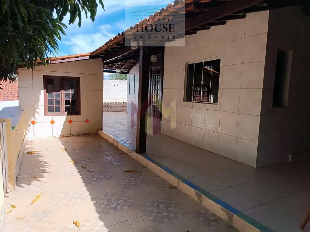 São 03 casas em um lote. A primeira com 2 quartos, a segunda com 3 e a terceira ...