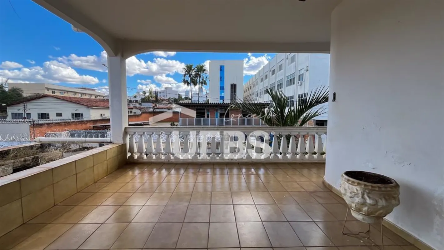 COD U-0032761 - Casa residencial com área construída de 321,60 m²; Edificada sob...