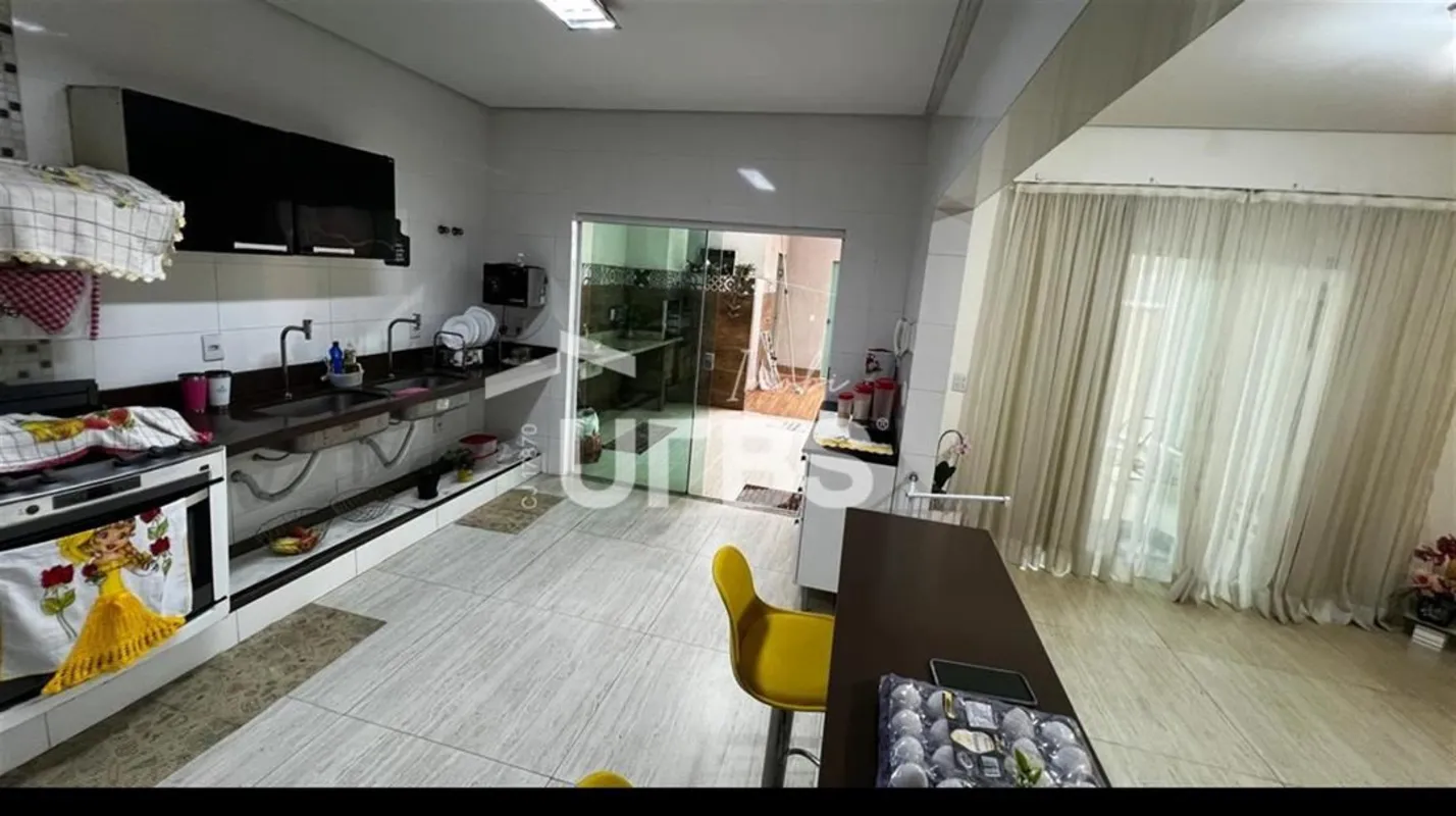 COD U-0031713 - Este sobrado triplex de alto padrão conta com 360 m² de área con...