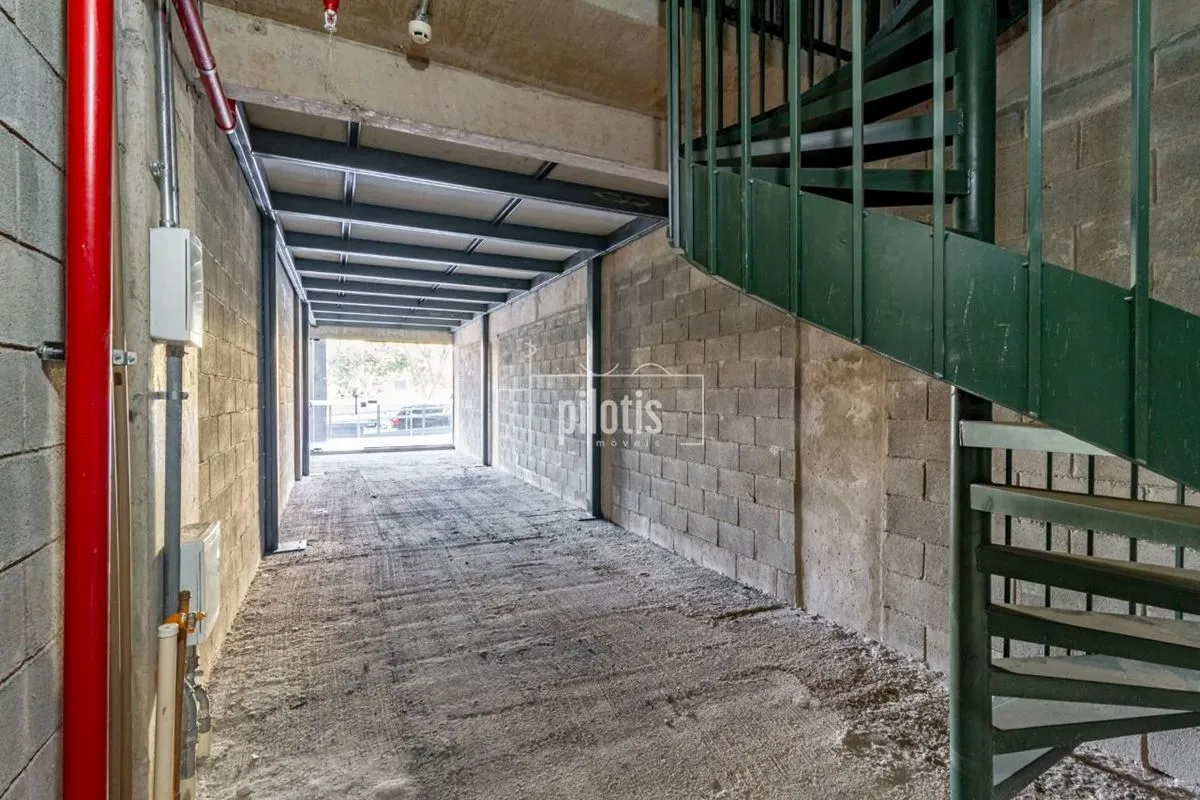 Apresentamos uma incrível loja com mezanino ampliado, localizada ao lado da entr...