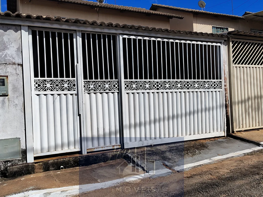 Localizada no condomínio Porto Seguro 2, garagem coberta para dois carros com te...