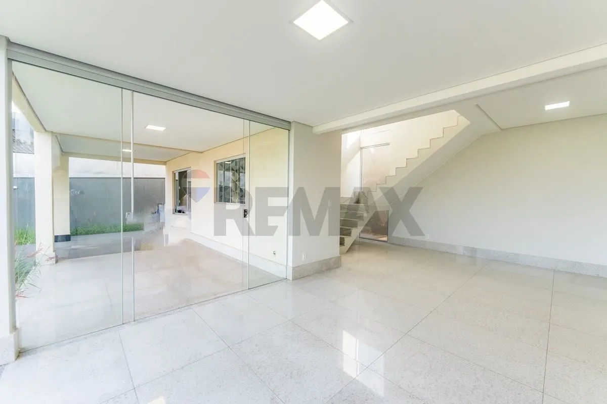 REMAX Prime Home VENDECasa Nova à Venda no Condomínio Ville de MontagneImagine m...