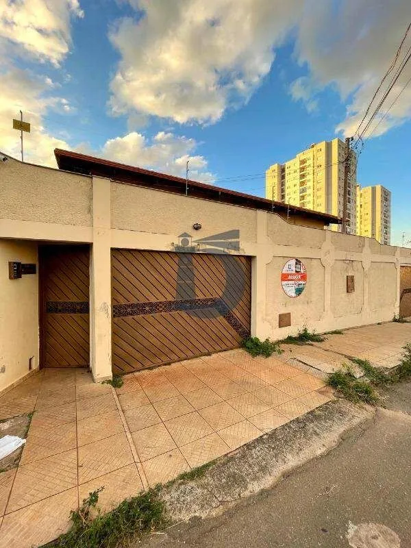 Casa com aproximadamente 250m² de área construída em 490m² de terreno, distribuí...