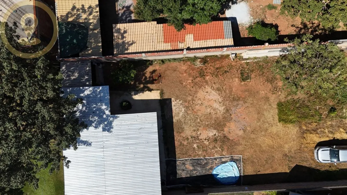 OTIMO LOTE DE 515 M2, MURADO, COM PORTÃO FRONTAL, LIGAÇÃO DE AGUA E ENERGIA, PEQ...
