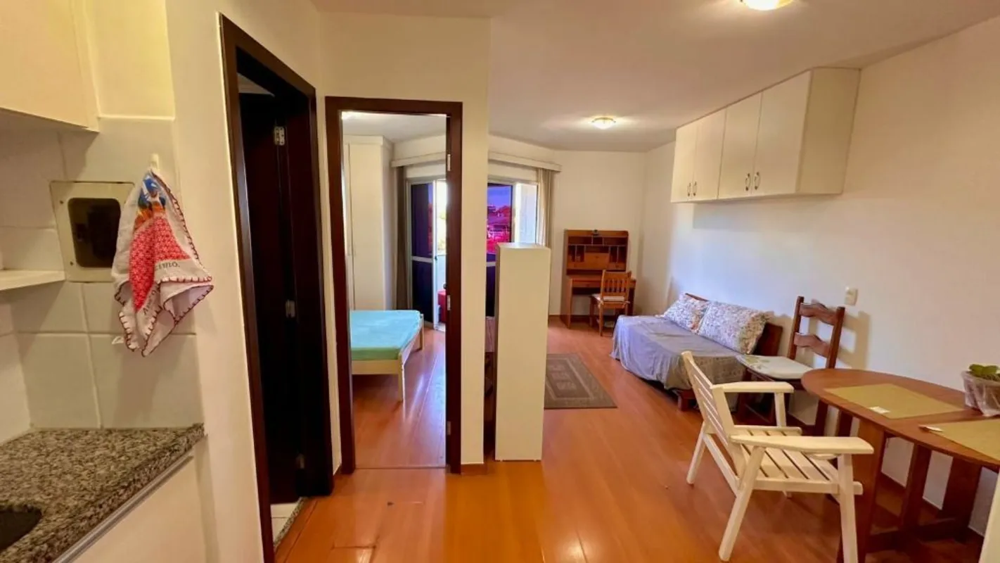 Excelente Kit no Ed. Multiplus - Asa SulCom 33m², situada no 3° andar do edifíci...