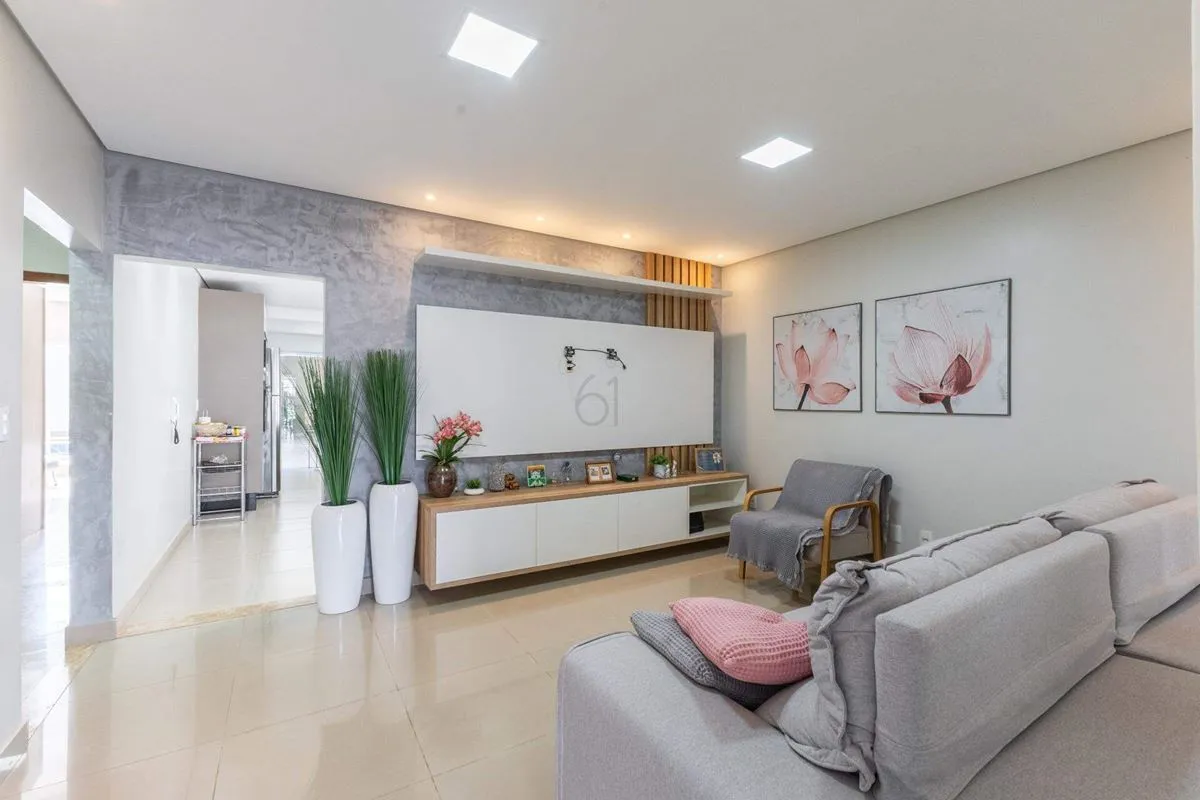 Encante-se com esta belíssima casa de alto padrão em Vicente Pires, localizada n...