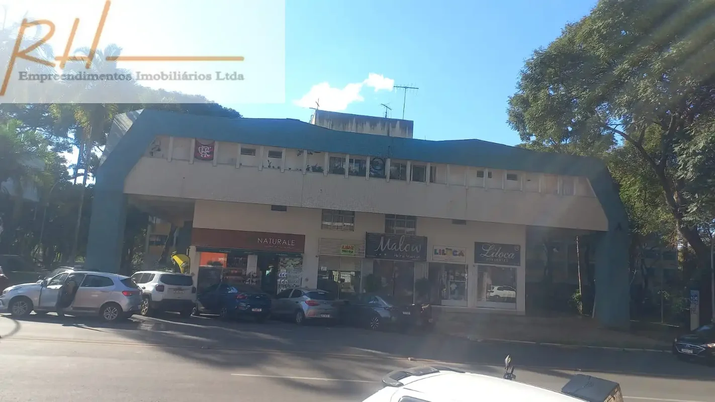 Loja comercial com vista livre.Excelente quadra, prédio com vigilância noturna.O...