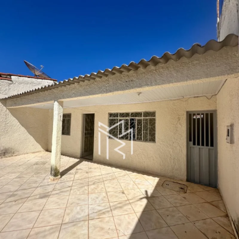 Casa bem distribuída, localizada em ponto estratégico do Setor O, QNO 09, com fá...
