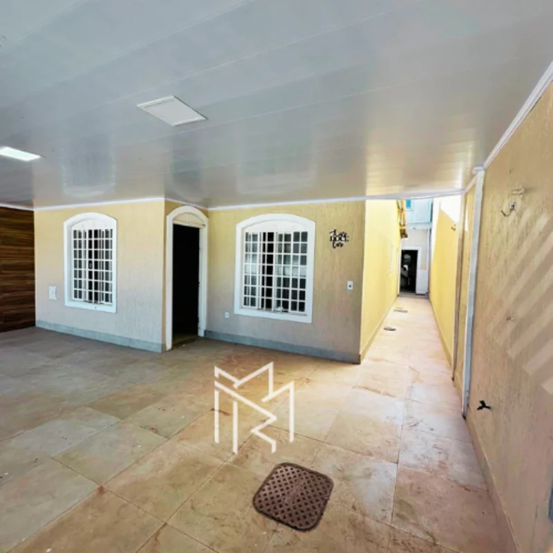 Casa reformada com acabamento em porcelanato e planejados, localizada em ponto e...