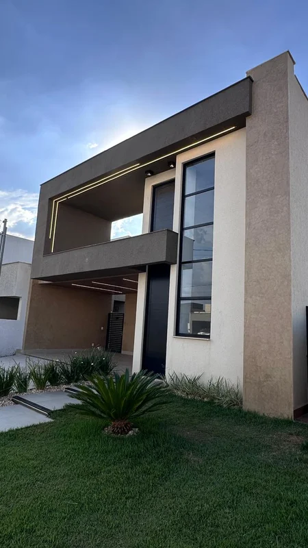 Casa com piscina e área gourmet, churrasqueira a carvão e bancadas em granito. L...