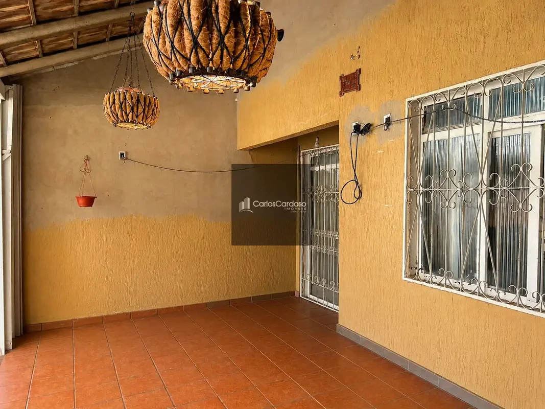 Disponível para venda Excelente casa na laje com três quartos sendo um Suítesala...