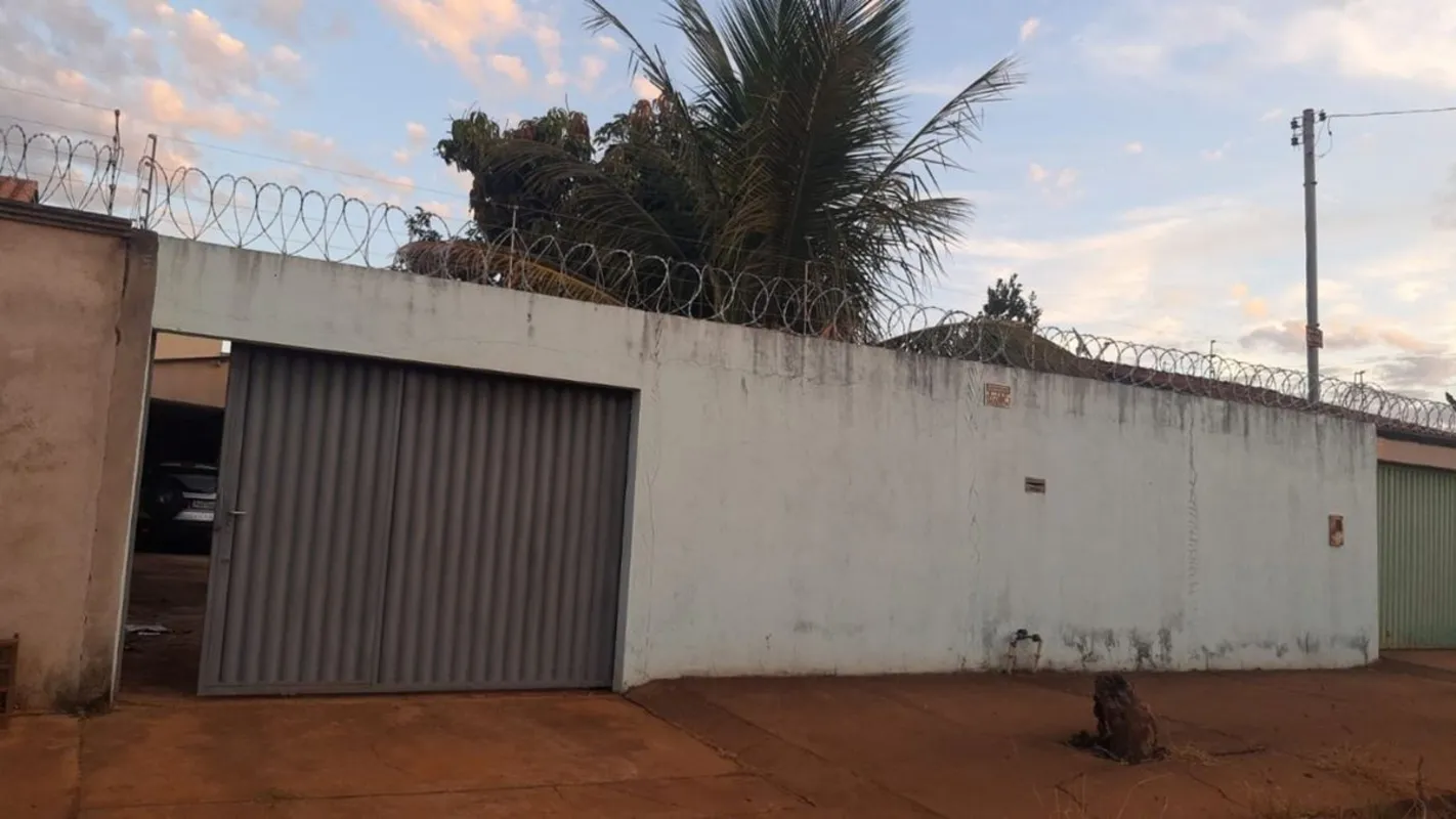 Casa ampla, 3 quartos, ótima localização perto de tudo, escriturada, aceita troc...