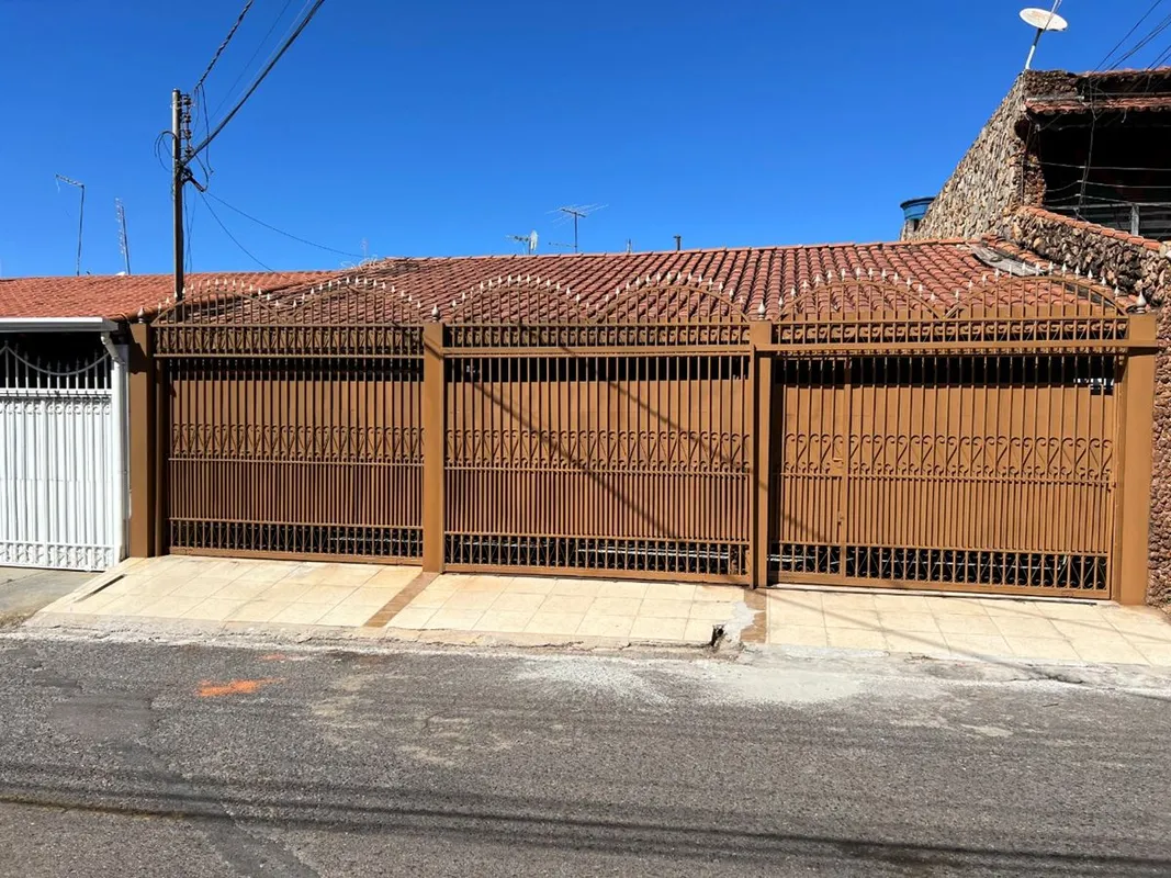 CASA COM 3 QUARTOS, SUÍTE, VAGAS COBERTAS, COM IMÓVEIS NOS FUNDOS PARA RENDA EXT...