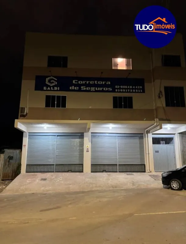 Prédio com 2 lojas e 6 Aptos grandes com 2 quartos espaçosos, com ou sem armário...