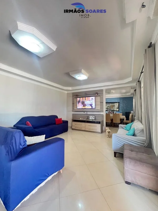 Casa na laje distribuída em sala de TV ampla, sala de jantar integrada a cozinha...