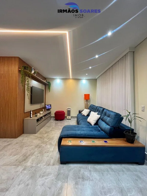 Casa de alto padrão, com ambientes integrados sala de TV com painel ripado, lava...