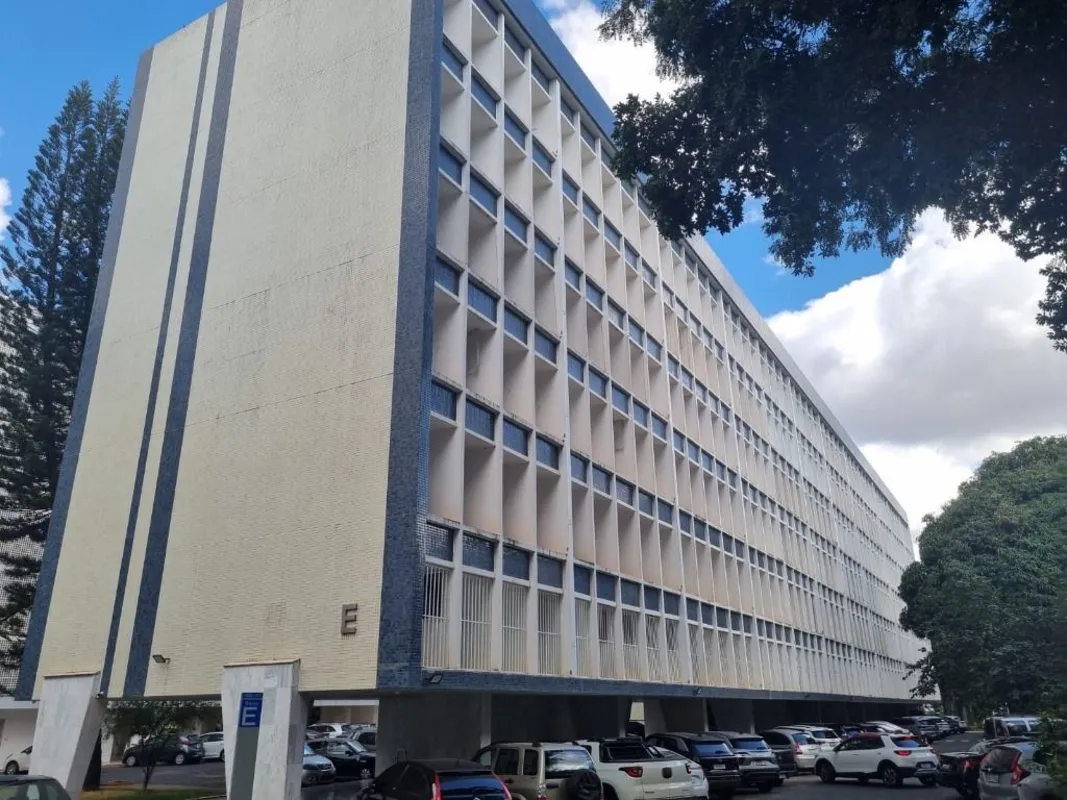 Apartamento no 2º andar, composto por 3 quartos com armários, sala de estar, coz...