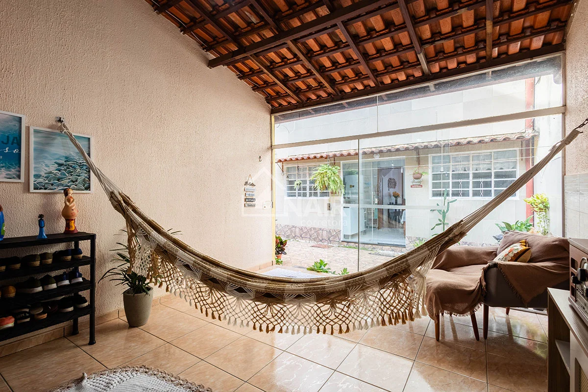 Casa 3 quartos , uma suíte terrea, ampla e com muito potencial no Núcleo Bandeir...