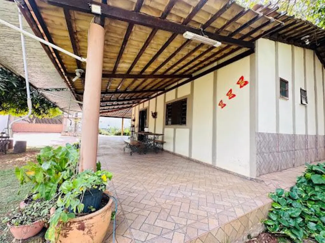 CASA 5 SUÍTES LOTE 800M² CONDOMÍNIO FECHADO ACEITA PERMUTA POÇO ARTESIANOCasa am...
