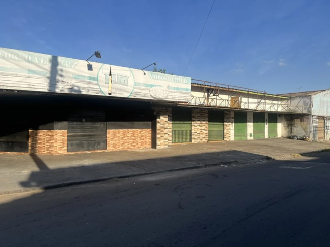 O centro comercial no bairro Parque Santa Cecília tem 210 metros quadrados com 3...