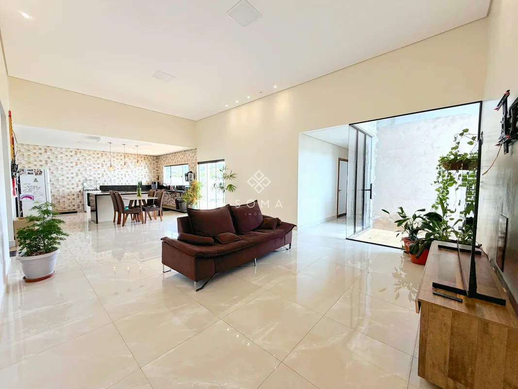 ESPECIFICAÇÕES DA CASA:- Sala ampla para dois ambientes- Cozinha com ilha e banc...