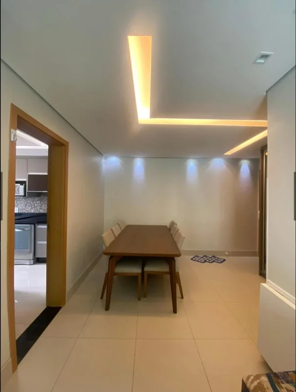 Apartamento 2 qtos suite varanda andar alto Piso porcelanato armários iluminação...