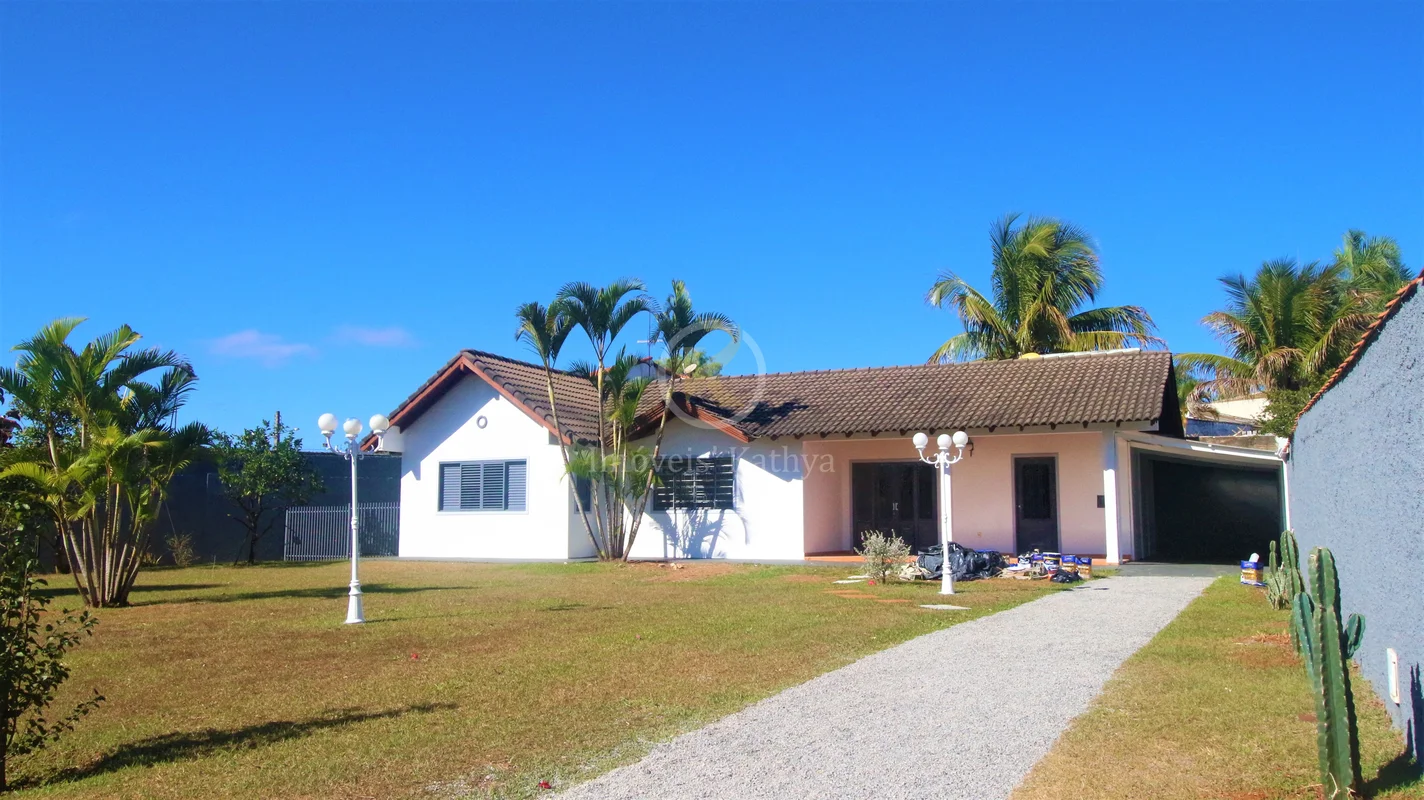 Trata-se de uma casa de 02 quartos, estilo colonial, com forro americano, sala c...