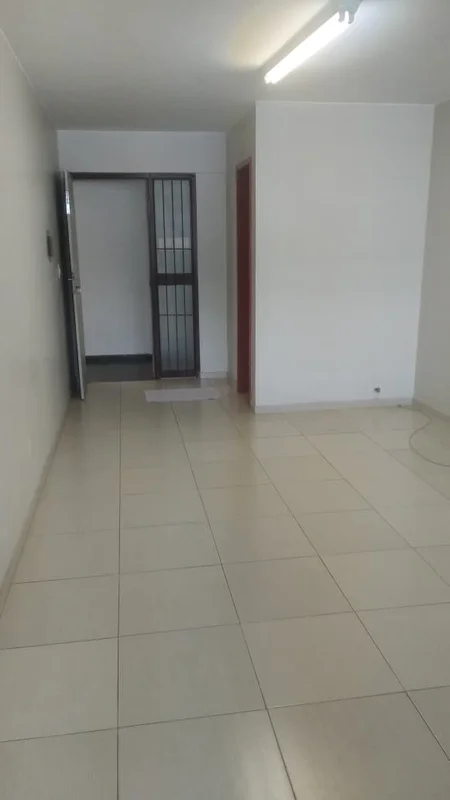 Alugo ótima sala comercial na SCLN 303 norte, com portaria 24 horas direto com o...