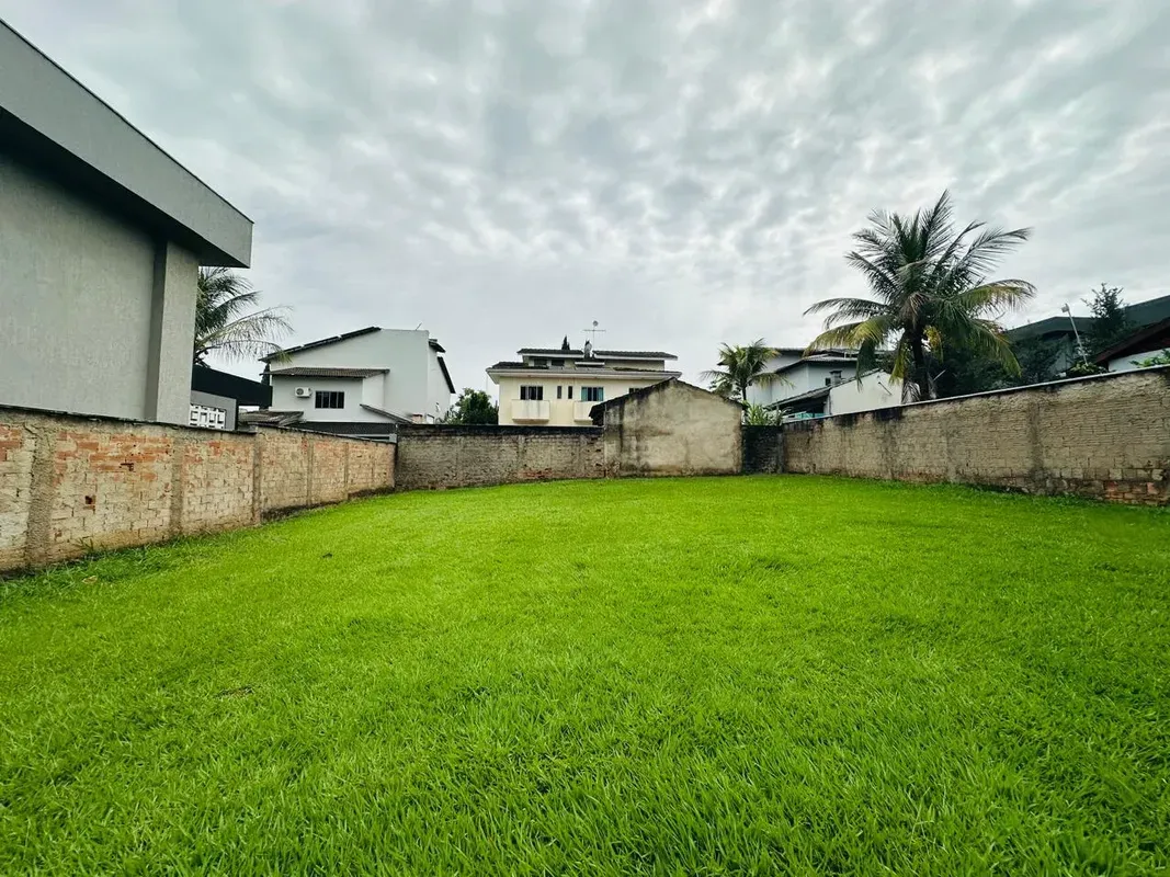 SOBRE O IMÓVEL:Excelente lote/terreno com 450m² de área útil.Conta com 1 banheir...