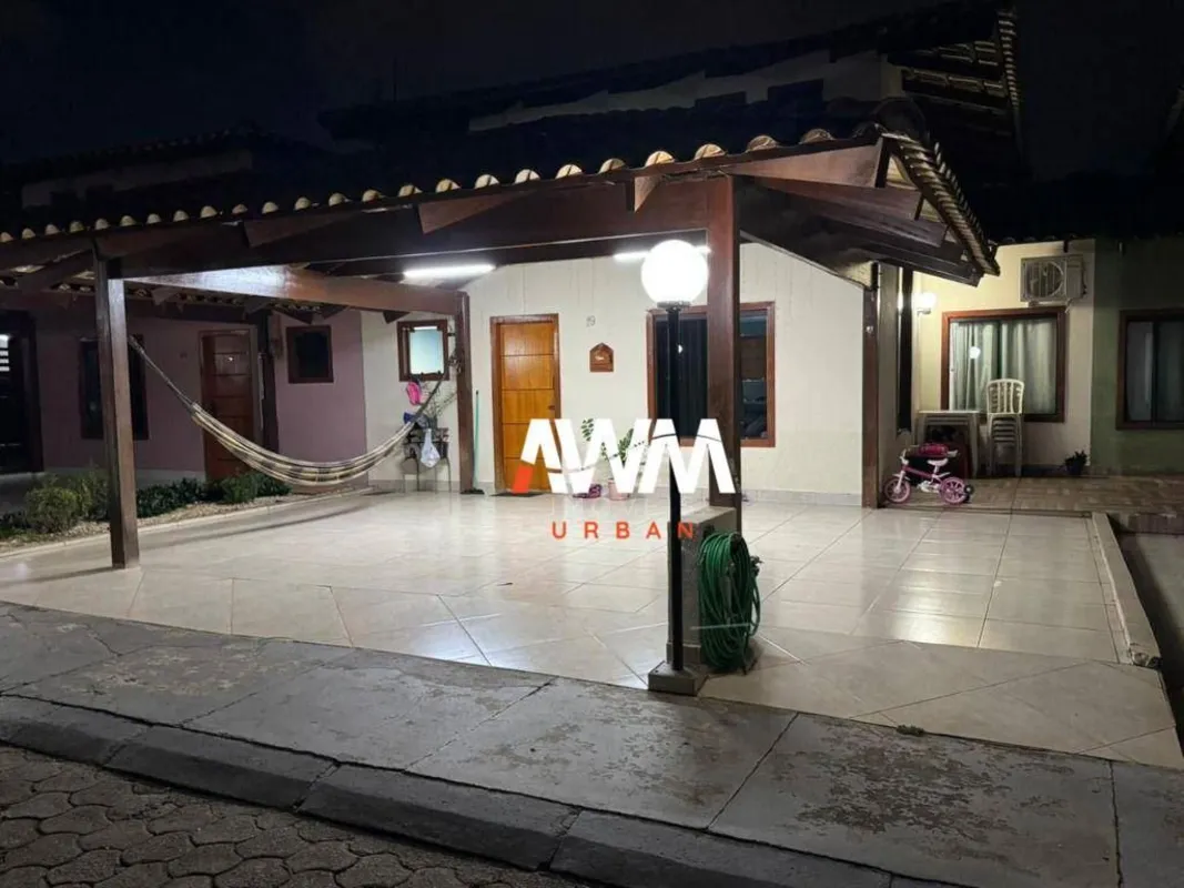 Condomínio fechado- Casa MOBILIADA com 3 quartos sendo 1 suíte, 2 vagas de garag...