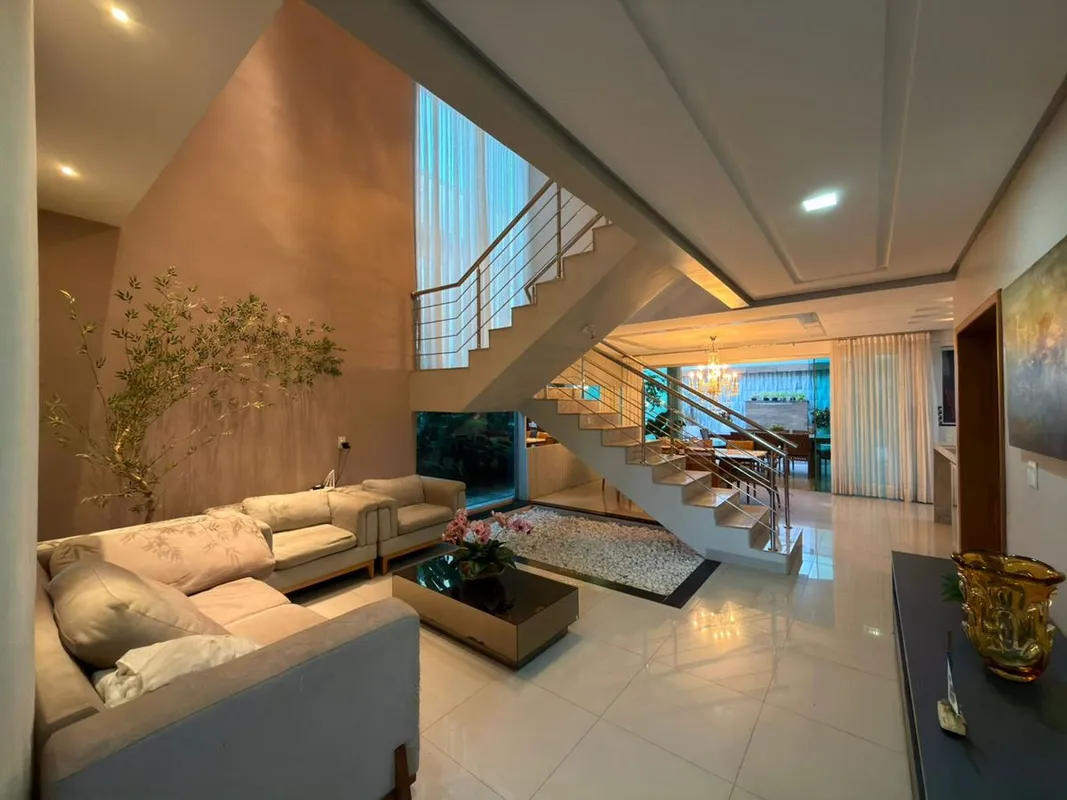 SÃ£o 400mÂ² de terreno e 270mÂ² de construÃ§Ã£o.No pavimento superior, sÃ£o 3 su...