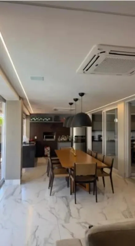 Uma casa ampla, imponente e muito bem distribuída, ideal para famílias que valor...