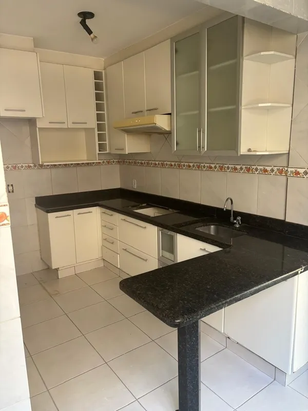 Este apartamento está localizado no bairro Rodoviário, em Goiânia. O imóvelpossu...