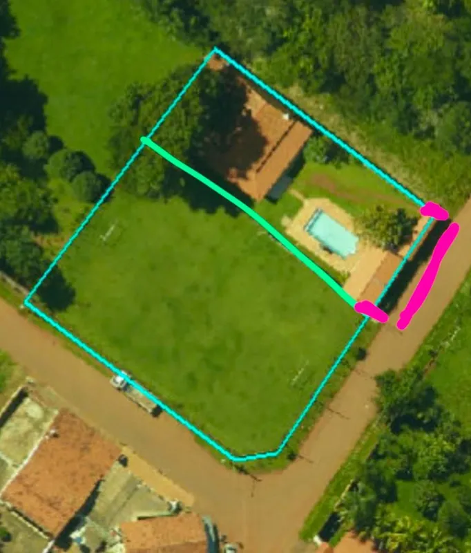 Casa com 100m2 em um terreno de 2.223m2 ; quiosque com 2 banheiros, área de cozi...