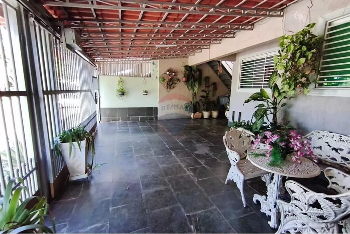 Casa Espaçosa com 5 Quartos à Venda na QE 19 do Guará II | 228,41 m² Construídos...