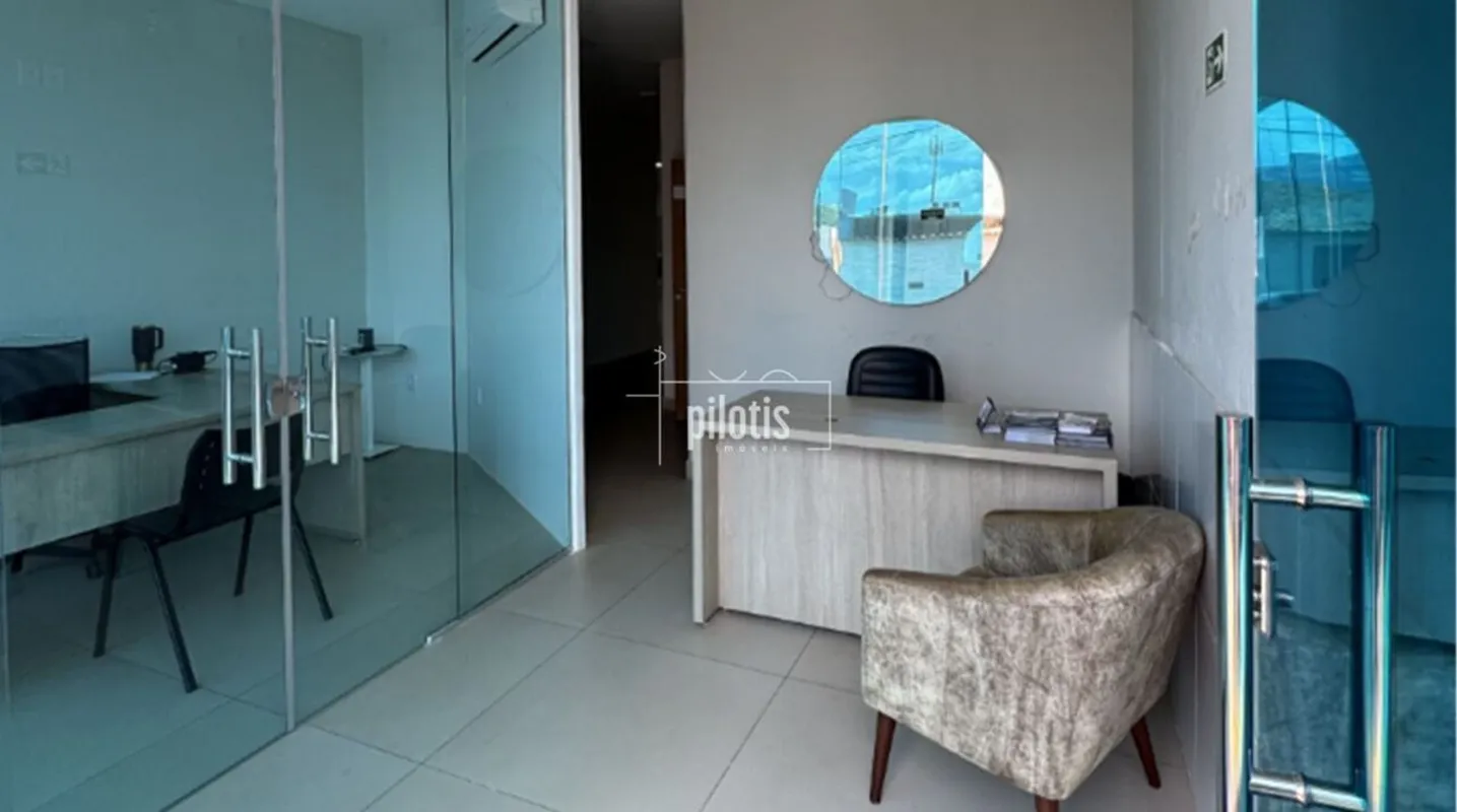 Imóvel comercial com excelente localização, praticamente de esquina com a Avenid...
