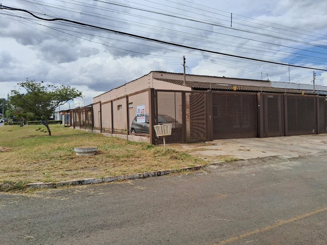 TRAJANO ALUGA:ÓTIMA CASA NO SETOR SUL GAMA, COM 03 QUARTOS, SENDO UMA SUITE COM ...