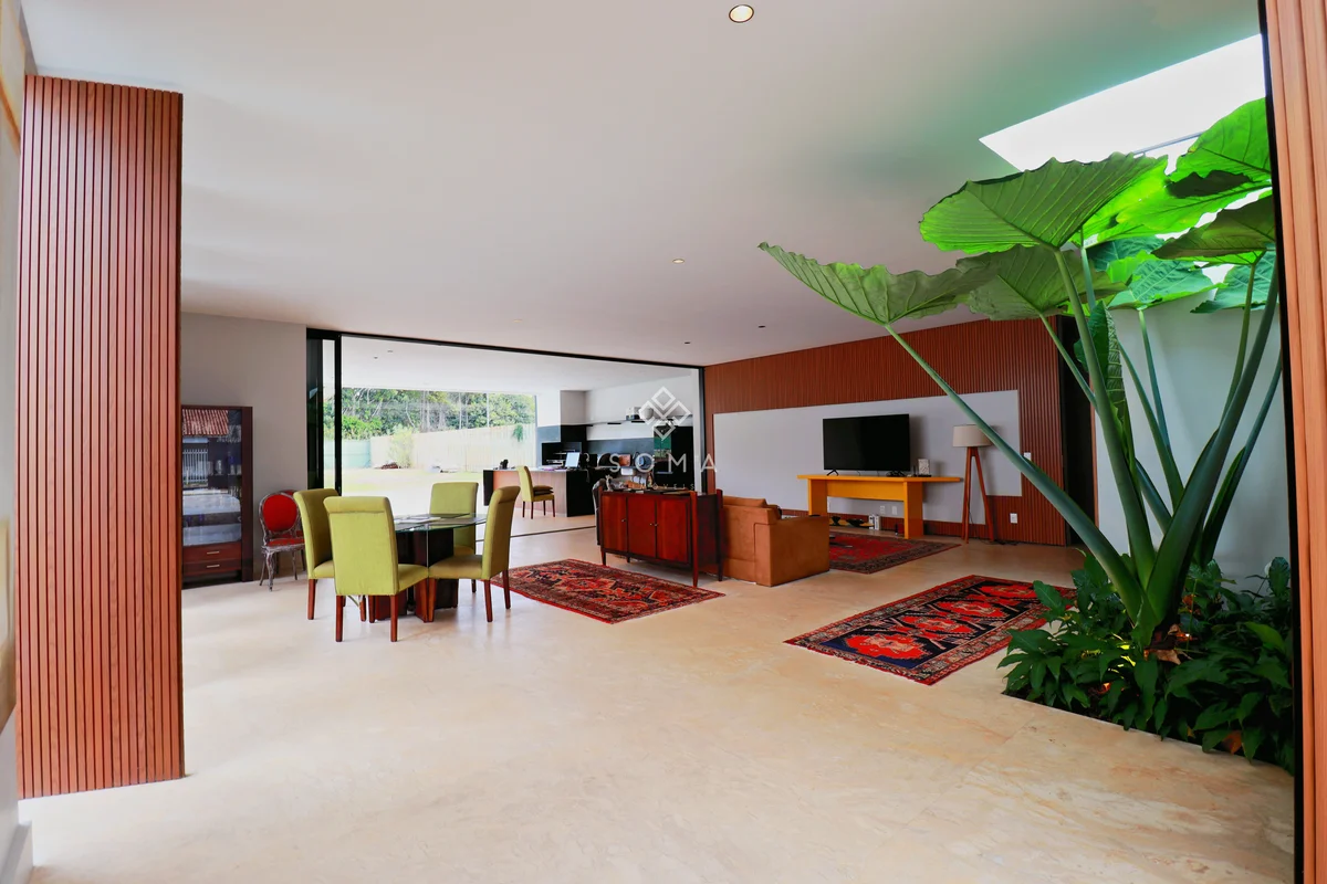 ESPECIFICAÇÕES DA CASA:- Sala ampla para dois ambientes com painel de TV- Jardim...