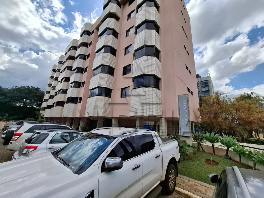 Residencial Lúcio Arantes Apartamento de canto composto por: - 02 quartos com ar...
