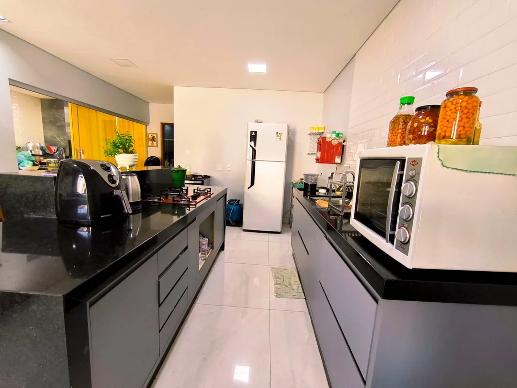 CASA TÉRREA NO GUARÁ II – QE 56Com laje e preparação para segundo pavimento.Exce...