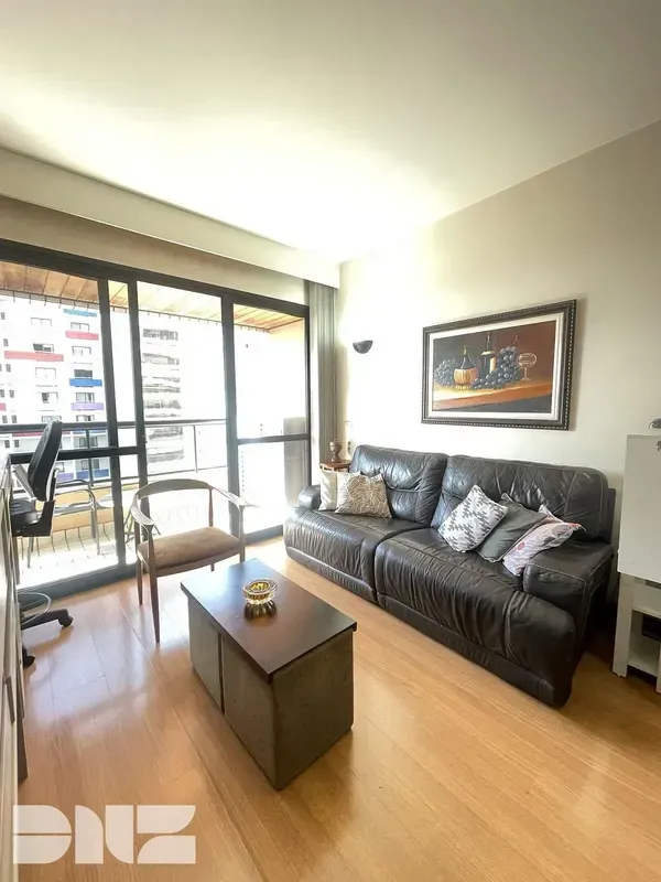 Localizado na prestigiada Asa Sul de Brasília, este elegante flat está disponíve...